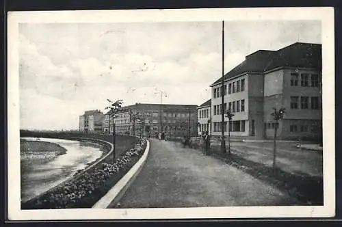 AK Uzhorod, Strassenpartie am Fluss mit Passanten