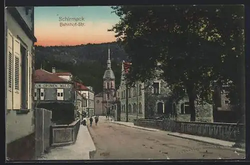 AK Schirmeck, Bahnhof-Strasse mit Blick zur Kirche