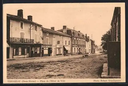 AK Thénezay /Deux-Sèvres, Place de l`Hotel de Ville