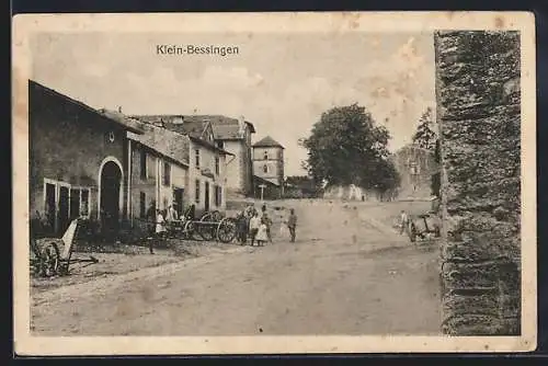 AK Klein-Bessingen, Strassenpartie im Ort mit Fuhrwerk und Menschen