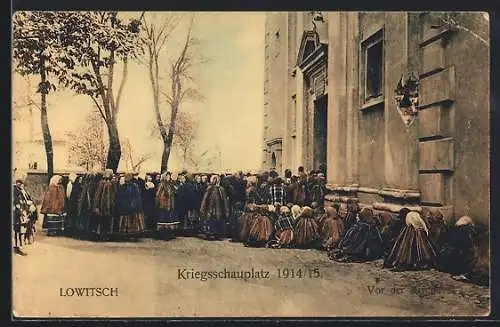 AK Lowitsch, Frauen des Ortes am Kirchenportal, Kriegsschauplatz 1914 /15