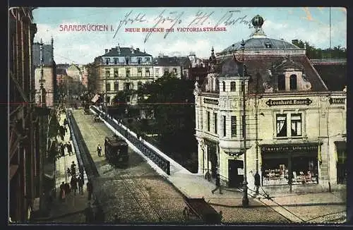 AK Saarbrücken, Neue Brücke und Victoriastrasse mit Geschäft von Leonhard Bauer und Strassenbahn