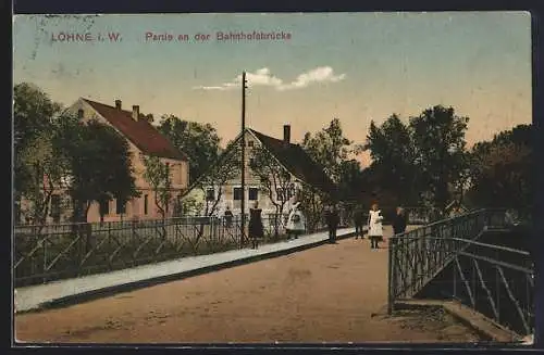 AK Löhne, Kinder stehen auf der Bahnhofsbrücke