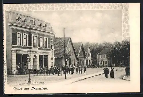 AK Bramstedt / Holstein, Menschenmenge vor dem Gemischtwarenladen Wilh. Bräcker