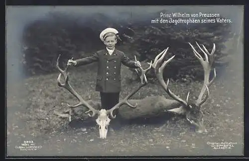 AK Kronprinz Wilhelm von Preussen in jungen Jahren in Matrosenuniform mit den Jagdtrophäen seines Vaters