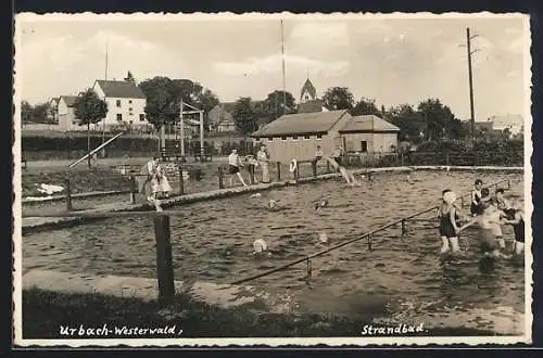 AK Urbach /Westerwald, Strandbad mit Ortspanorama