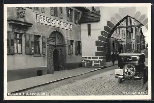 AK Bretten, Hotel Badischer Hof H. Gillardon mit Strasse und Torbogen