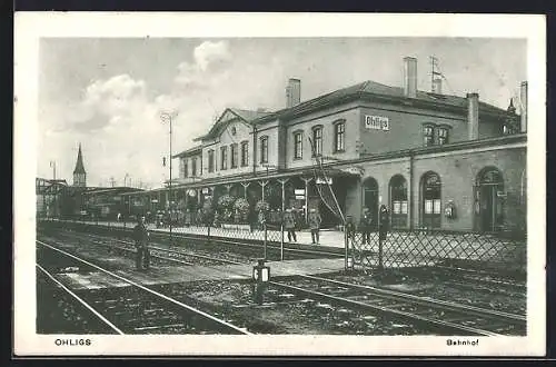 AK Ohligs, Bahnhof mit Bahnsteig, Bahnbeamten und Kirche