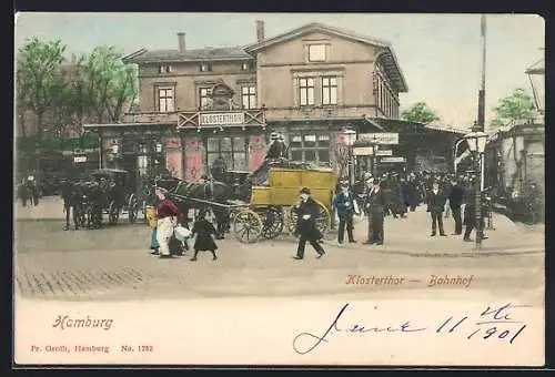 AK Hamburg-Klostertor, Passanten und Pferdekutschen vor dem Bahnhof