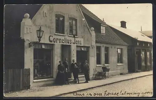 Foto-AK Schleswig, Gruppenaufnahme vor Geschäft Cornelius Jens