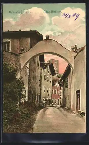 AK Rattenberg /Tirol, Altes Stadttor, Strassenansicht