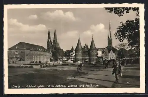 AK Lübeck, Holstentorplatz mit Reichsbank, Marien- und Petrikirche