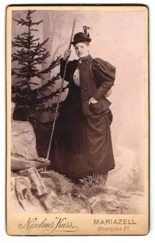 Fotografie Nicolaus Kuss, Mariazell, Frau als Bergsteigerin mit Wanderstock in einer Studiokulisse