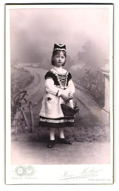 Fotografie Hugo Müller, Freiberg i. Sa., niedliches kleines Mädchen als Rotkäppchen zum Fasching mit Körbchen 0