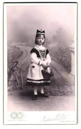 Fotografie Hugo Müller, Freiberg i. Sa., niedliches kleines Mädchen als Rotkäppchen zum Fasching mit Körbchen