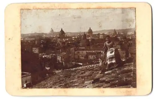 Fotografie unbekannter Fotograf, Ansicht Rom, Römerin sitzt auf einem Dach, Blick über die Stadt