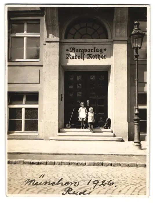 Fotografie Schaja, München, Ansicht München, Eingang zum Bergverlag Rudolf Rother in der Landshuter Allee 49, 1926 0