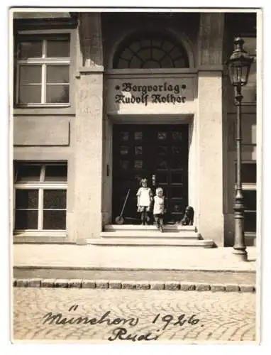 Fotografie Schaja, München, Ansicht München, Eingang zum Bergverlag Rudolf Rother in der Landshuter Allee 49, 1926