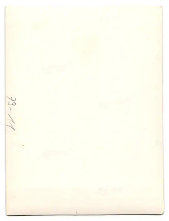 Fotografie junge Frau sitzt in ihrem Auto 1