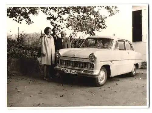 Fotografie Familie neben ihrem Ford Taunus mit Kennzeichen: DA-W 495