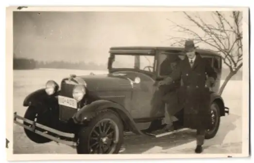 Fotografie Herr im Wintermantel neben seinem Essex Auto mit Kennzeichen: IIU-4091 0