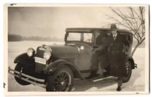 Fotografie Herr im Wintermantel neben seinem Essex Auto mit Kennzeichen: IIU-4091