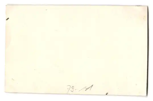 Fotografie Herr im Wintermantel neben seinem Essex Auto mit Kennzeichen: IIU-4091 1