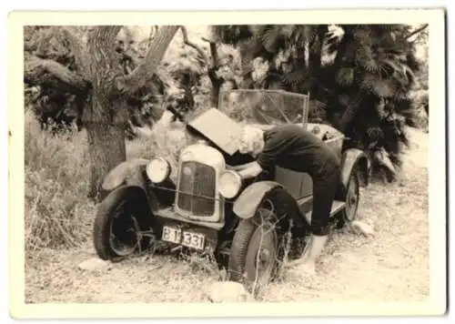 Fotografie junge Frau repariert einen Citroen Typ C mit Kennzeichen: B-19331