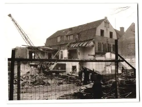 Fotografie Foto-Wagner, Rendsburg, Ansicht Rendsburg, Hausabriss in der Innenstadt, Kranbagger