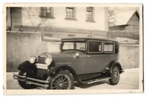 Fotografie Essex Auto vor einem Wohnhaus, Kennzeichen IIU-4091