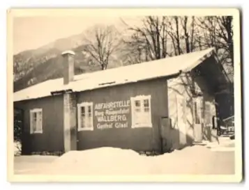 Fotografie unbekannter Fotograf, Ansicht Oberach, Gasthaus Glasl, Abfahrtstelle der Berg Raupenfahrt Wallberg