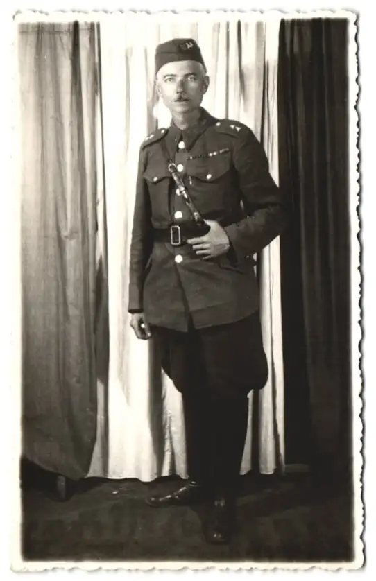 Fotografie Stanzel, Kutna Hora, tscheschischer Soldat in Uniform mit Bandschnallen 0