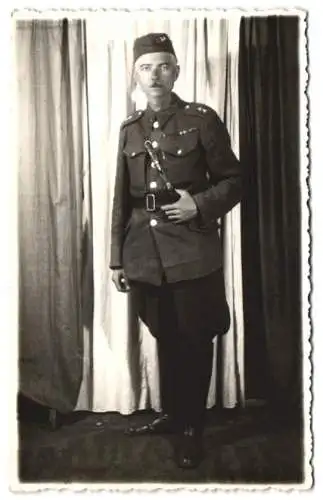 Fotografie Stanzel, Kutna Hora, tscheschischer Soldat in Uniform mit Bandschnallen