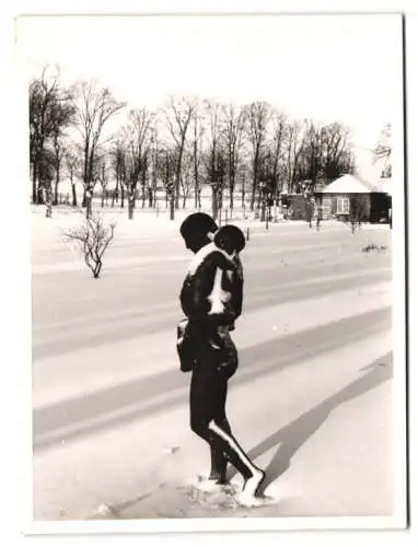 Fotografie Welcher, Rendsburg, Ansicht Rendsburg, Figurengruppe im Park, Spaziergang im Schnee