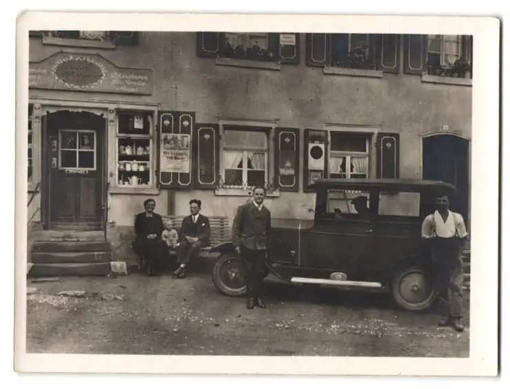 Fotografie unbekannter Fotograf, Ansicht Haslach, Opel Auto vor dem Geschäft Eduard Wehrle 0