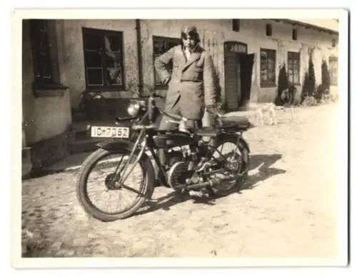 Fotografie F. W. Stutz, Ort unbekannt, Mann neben seinem DKW Motorrad, Kennzeichen: IC-7362