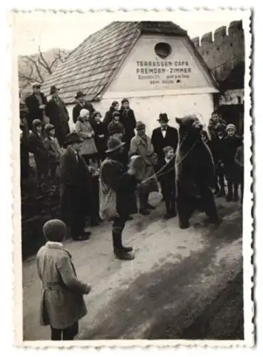 Fotografie Ansicht Dürnstein, Tanzbär an Ketten vor dem Gasthaus Beim Brückl