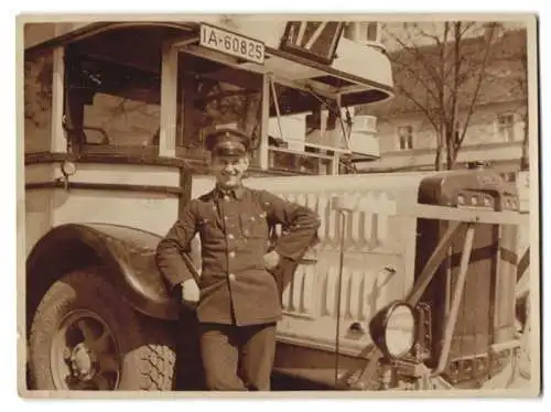 Fotografie Ansicht Berlin, Berliner Busfahrer Paul Pichocki neben Büssing Bus der Linie A17, Kennzeichen: IA-60825