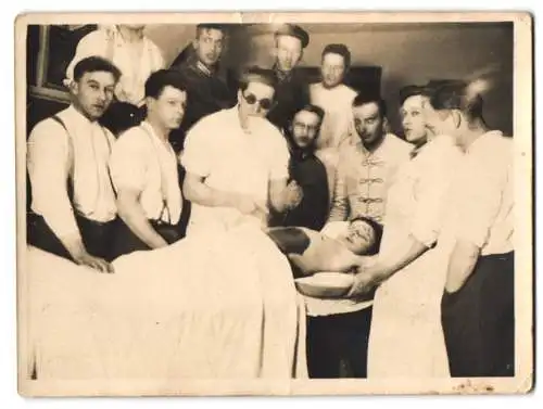 Fotografie Medizinstudeten am OP Tisch mit Patienten der grossen Bluterguss am Bauch hat