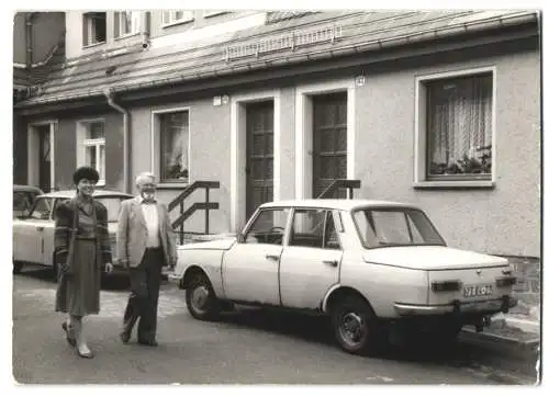 2 Fotografien Wartburg 353 mit Kennzeichen: YS 84-27 vor einem Wohnhaus, Trabant (Trabbi)