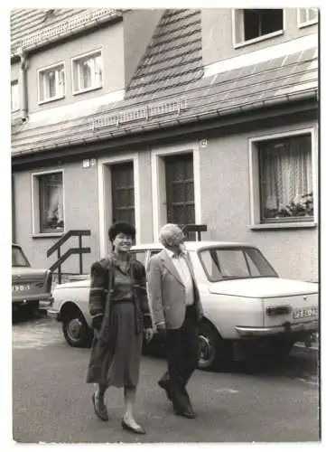 2 Fotografien Wartburg 353 mit Kennzeichen: YS 84-27 vor einem Wohnhaus, Trabant (Trabbi)