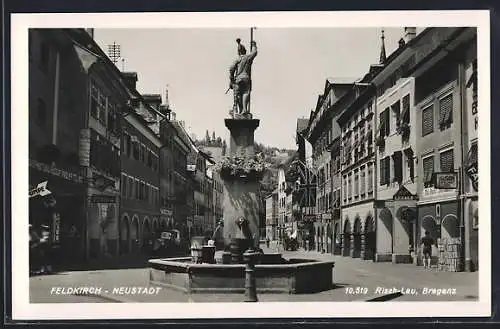 AK Feldkirch, Neustadt, Strassenpartie mit Geschäften und Brunnen