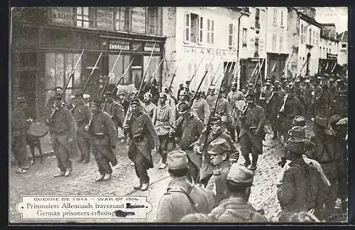 AK Reims, Prisonniers Allemands traversant Reims, Kriegsgefangene deutsche Soldaten