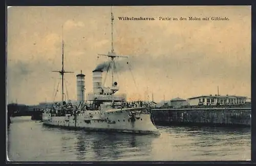 AK Wilhelmshaven, Kriegsschiff der Kaiserlichen Marine an den Molen mit Giftbude