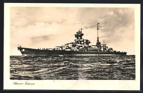 AK Schwerer Kreuzer auf welligem Meer, Kriegsmarine