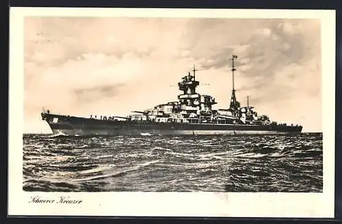 AK Schwerer Kreuzer auf welligem Meer, Kriegsmarine