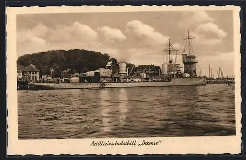 AK Kiel, Artillerieschulschiff Bremse vor dem Hafen