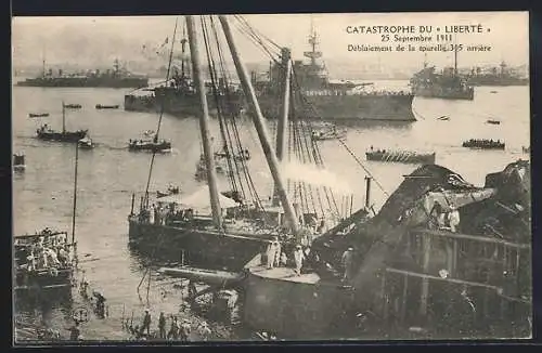 AK Catastrophe du Liberté, 1911, Déblaiement de la tourelle 305 arrière