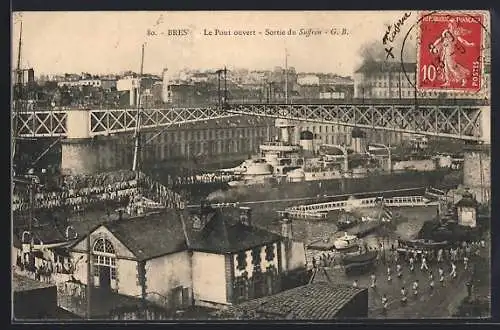 AK Brest, Le Pont ouvert, Sortie du Suffren, Kriegsschiff mit paradierender Besatzung