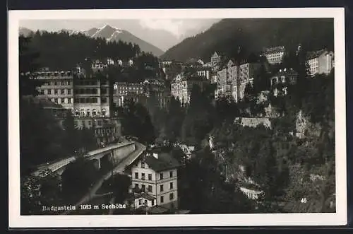 AK Badgastein, Ortspartie mit Brücke und Bergspitze aus der Vogelschau